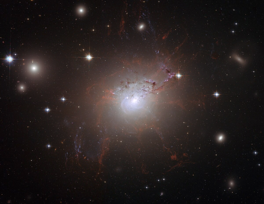 NGC 1275 هي مجرة إهليلجية نشطة تقع في قلب تجمع مجرات بيرسيوس، على بعد حوالي 237 مليون سنة ضوئية من الأرض. تمتد عبر حوالي 300,000 سنة ضوئية، وتحتوي على حوالي 100 مليار نجم. تتميز NGC 1275 بانبعاثاتها القوية من أشعة إكس والراديو، نتيجة للنشاط الكبير لثقبها الأسود المركزي.