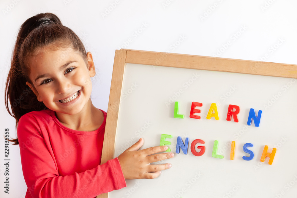 تم تصميم البث الصوتي مثل The English We Speak من BBC أو ESLPod خصيصًا لمتعلمي اللغة الإنجليزية. من ناحية أخرى، تقدم لك الموسيقى لغة المحادثة والتعبيرات الشائعة. غنِّ مع الأغاني وابحث عن الكلمات لفهم المعنى.